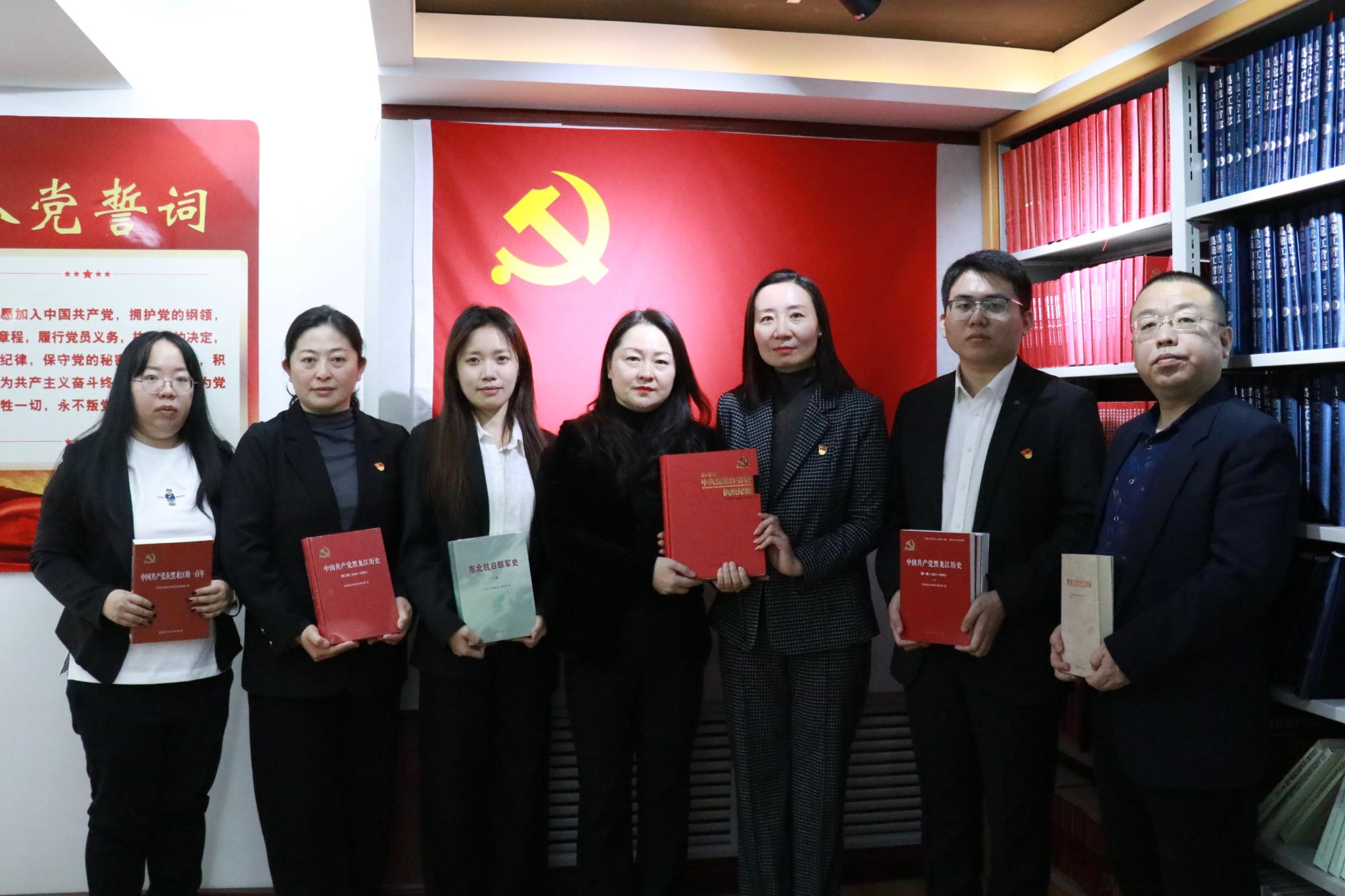 省委史志研究室材料征集处向bevictor伟德国际1946博士生党支部捐赠书籍